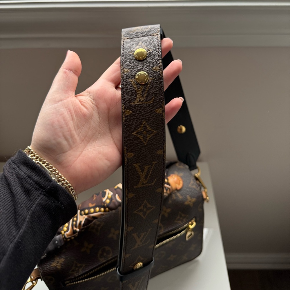 Louis Vuitton Brown Monogram Handbag - Picture 4 of 6